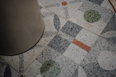 De terrazzo vloer is terug en staat er beter uit dan ooit